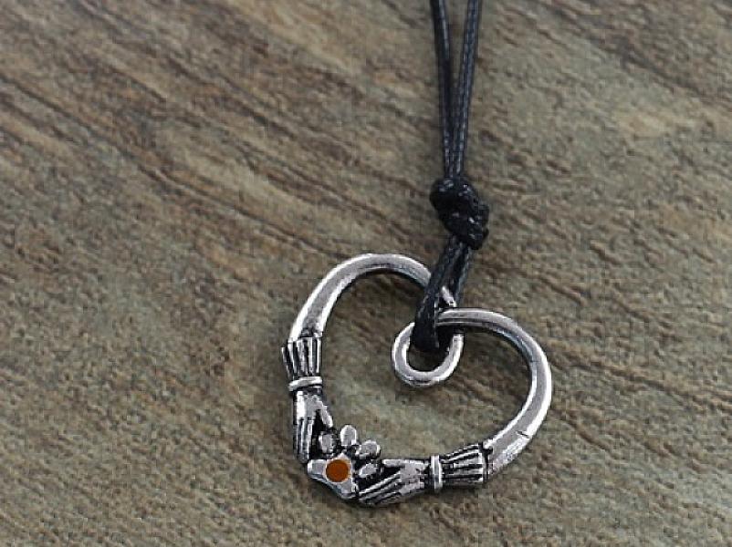 Ketting handen rond kattenpootje